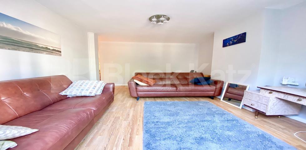 			VIRTUAL TOUR AVAILABLE!, 3 Bedroom, 1 bath, 1 reception Apartment			 King Henrys Walk, DALSTON N1